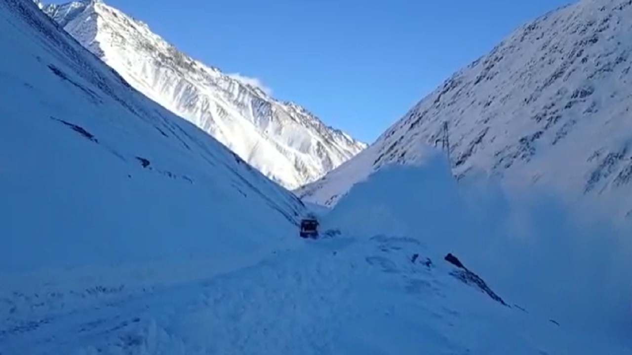 Watch How Bro Keeps Zojila Pass Open In C Despite Heavy Snowfall