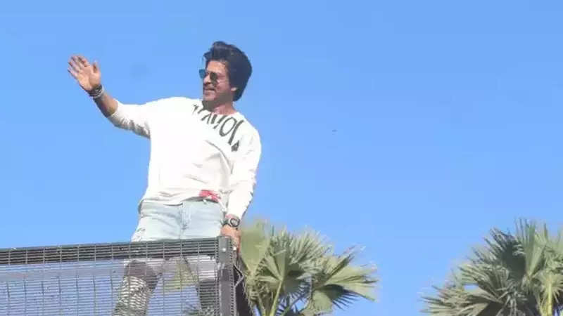 Shah Rukh Khan Waves At Fans As They Create Guinness World Record