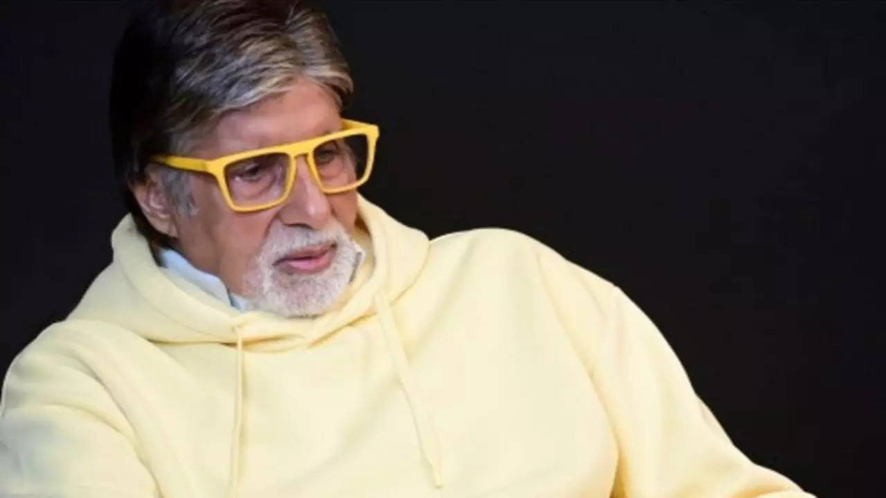 Amitabh Bachchan BREAKS Ritual Of Meeting Fans Barefeet After Getting