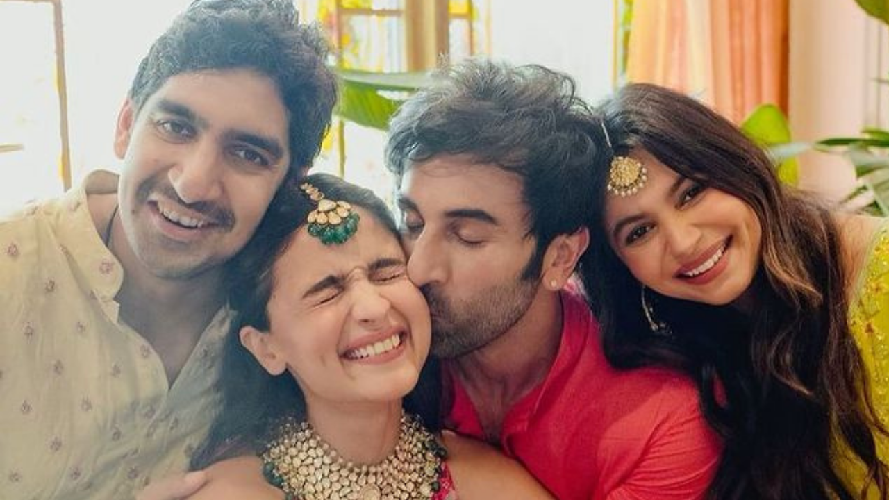 Alia Bhatt Gets A Kiss Of Love From Husband Ranbir Kapoor In Unseen Pic