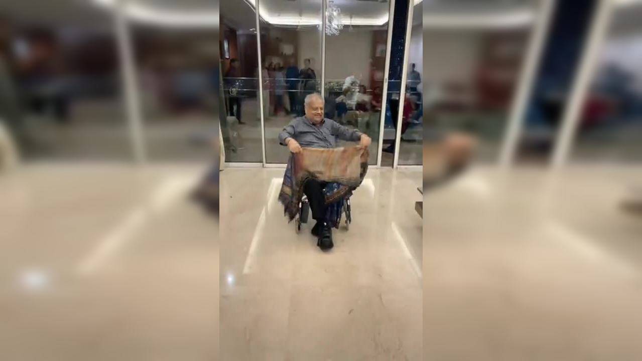 Viral Video Rakesh Jhunjhunwala In A Wheelchair Grooving To Kajra Re