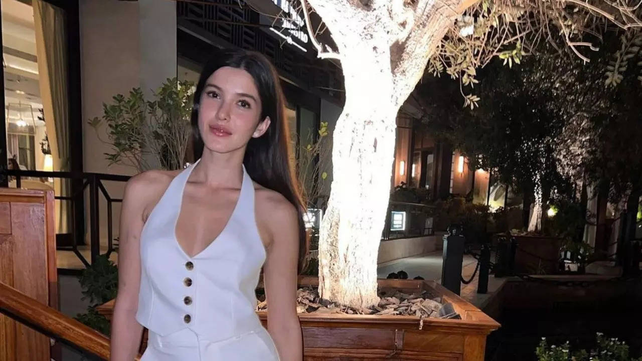 Shanaya Kapoor S Breezy White Co Ord Set For Rs 6 000 Is A Perfect Pick