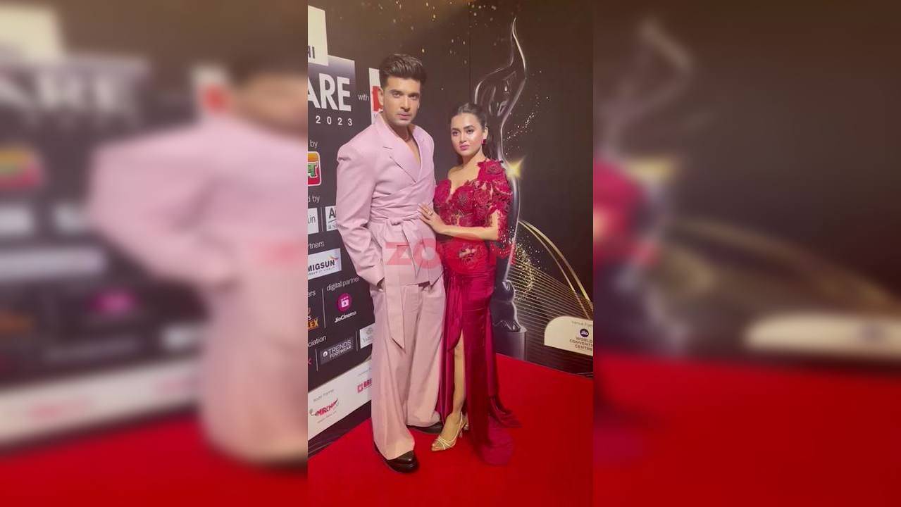 Tejasswi Prakash And Karan Kundrra Pose Together At Red Carpet Viral