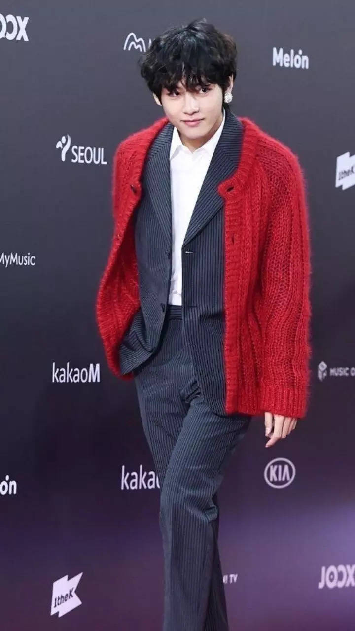 Tae in red | Kim taehyung, Taehyung, Red suit