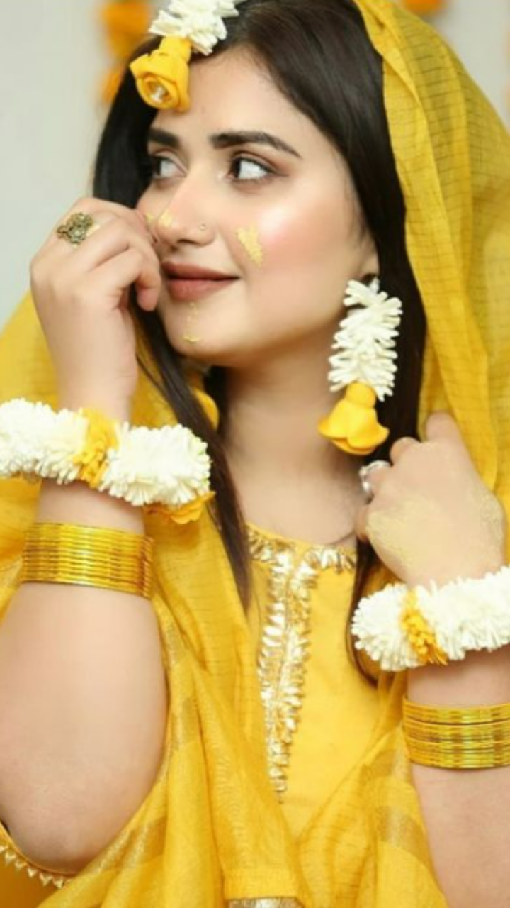Floral Jewellery Haldi Look 🧡🧡 . . Makeup, Hairstyle, Jewellery :  @reshmafattepurkar_makeup Model : @_vaishnavi_3122 Photography :… |  Instagram