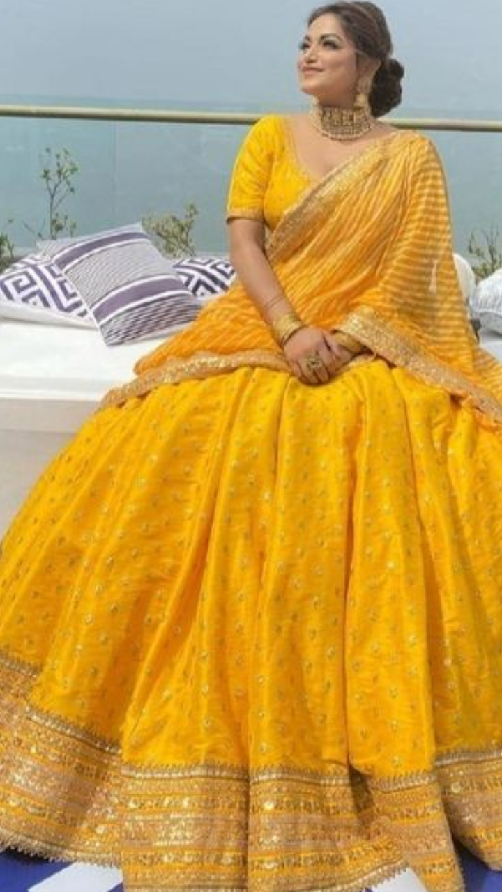 Haldi Function: ड्रीमी हल्दी सेरेमनी के लिए ब्राइडल जूलरी, ड्रेसेज़ और बहुत  कुछ | Haldi Dresses For Brides Indoor Haldi Decorations And Haldi Jewellery  Sets