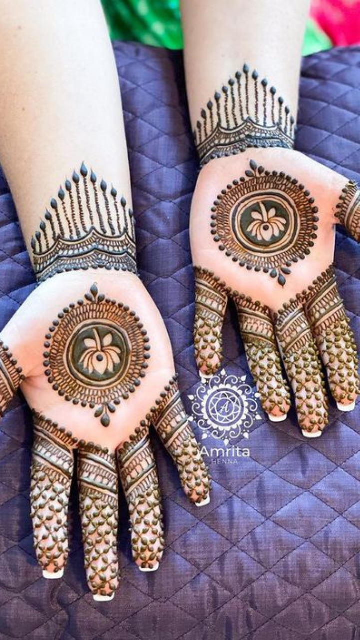 Mehendi For All |📍New Jersey on Instagram: “Mandala love ❤️  #theweddingbrigade #wedmegood #feethenna #we… | Desain henna sederhana,  Desain tato henna, Desain henna