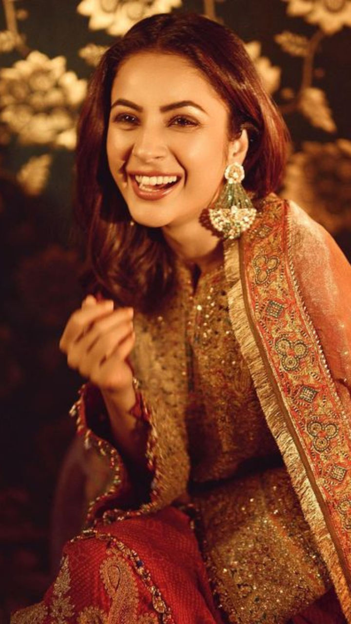 Mehndi bride dress inspo | Mehndi dress for bride, Pakistani mehndi dress, Latest  bridal dresses