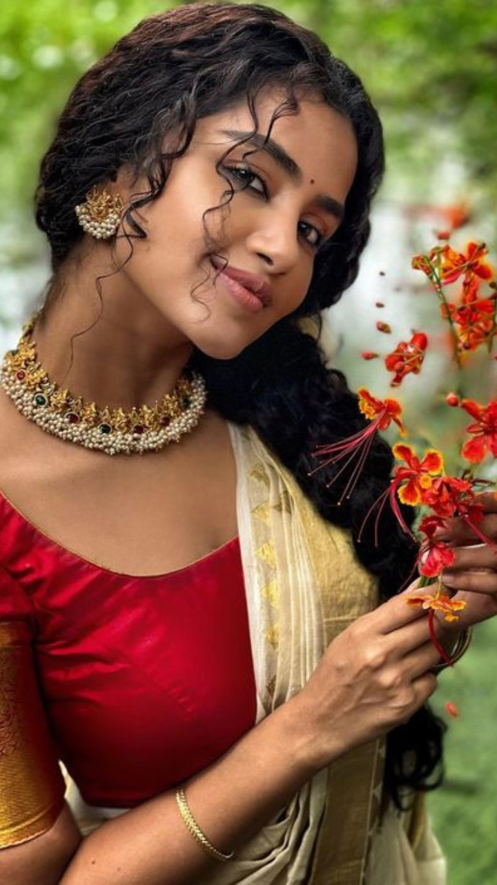 Kerala kasavu saree. South Indian bride. Traditional Indian jewellery. |  Indian bridal hairstyles, South indian wedding hairstyles, Indian wedding  hairstyles