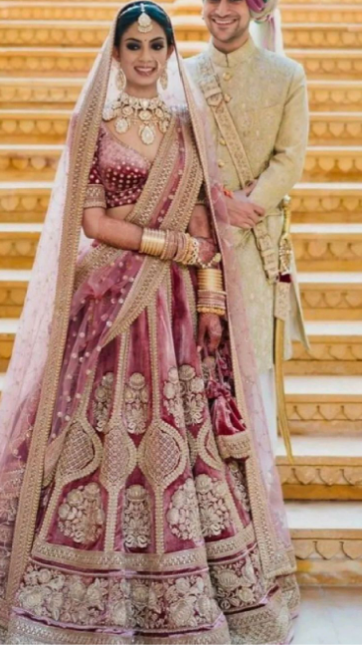 Bride and Groom Dress Colour Combination | Indian wedding outfits, Wedding  outfits for groom, Groom outfit
