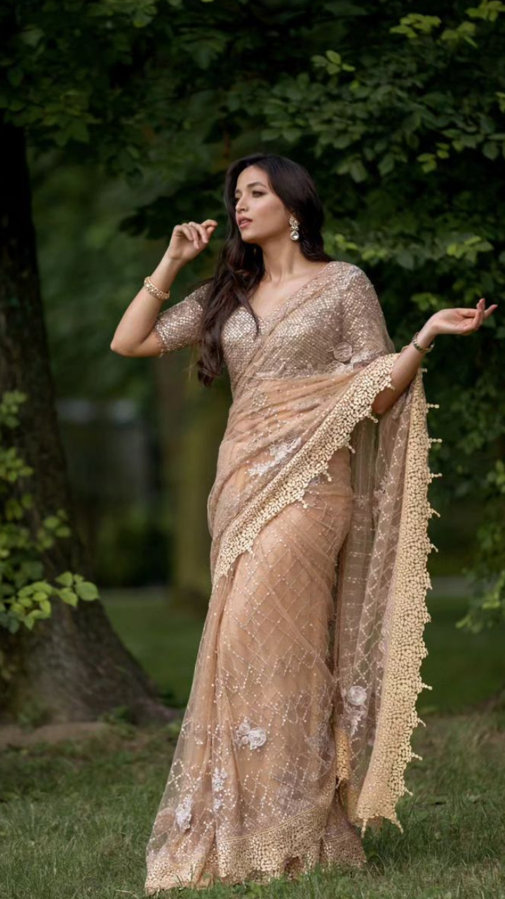 Can't forget how beautiful Preety Zinta looked as a Muslim bride in Veer  Zara movie. Stunning ❤️. @srkfclub with @repostapp ・・・ 12 years of  Veer&Zaara !... | By Tehxeeb LondonFacebook
