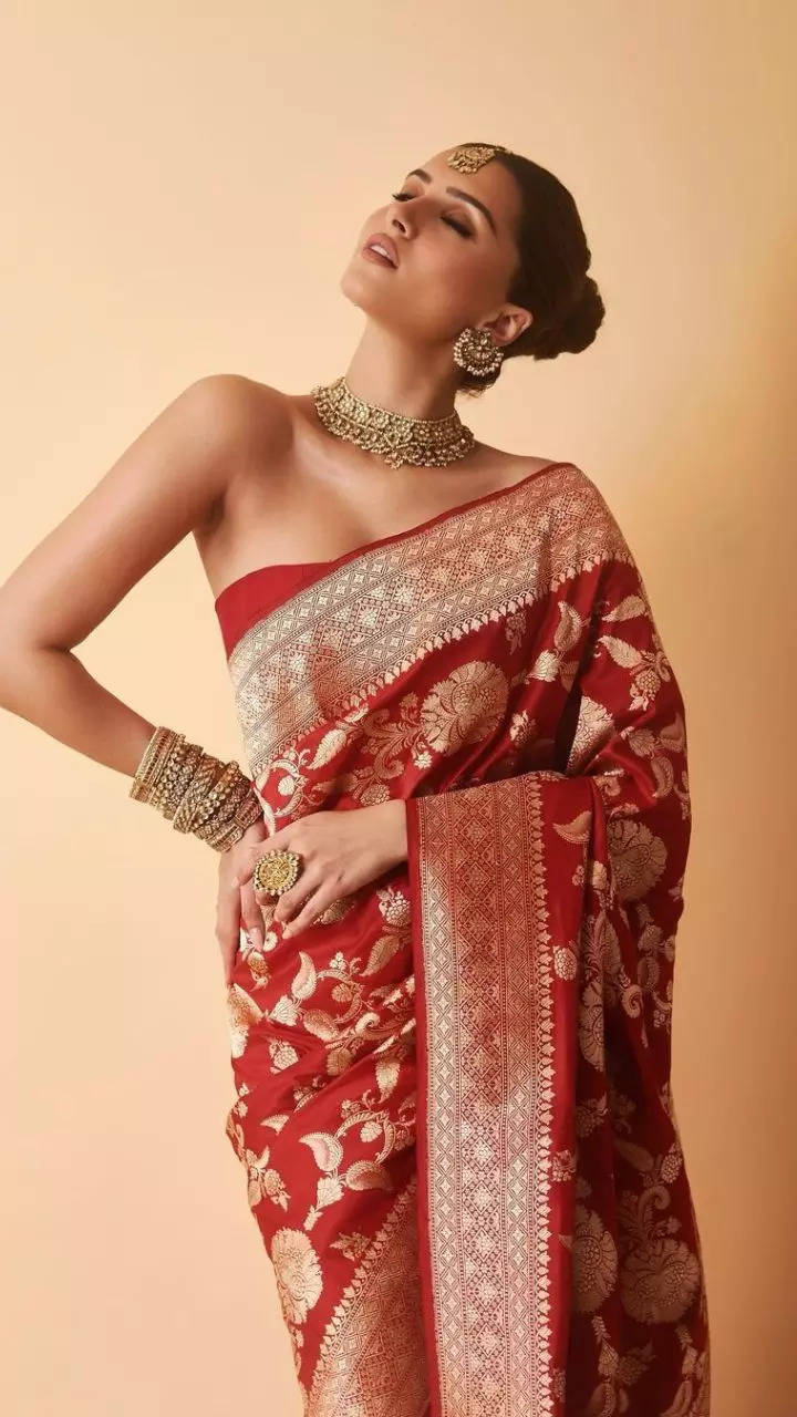 Red saree clearance jewellery