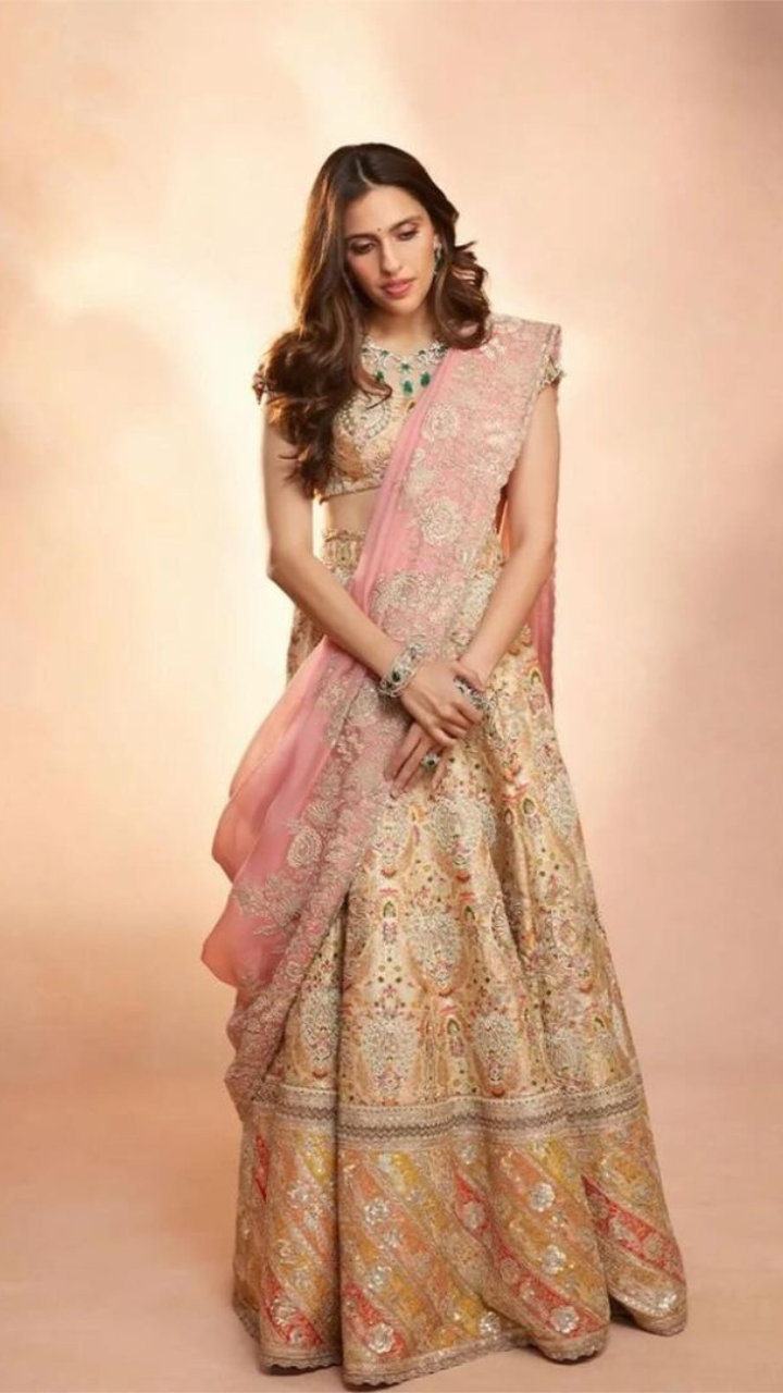 Photo of Light pink dupatta waist belt green jewellery | Backless wedding  dress, Bridal outfits, Indian bridal outfits