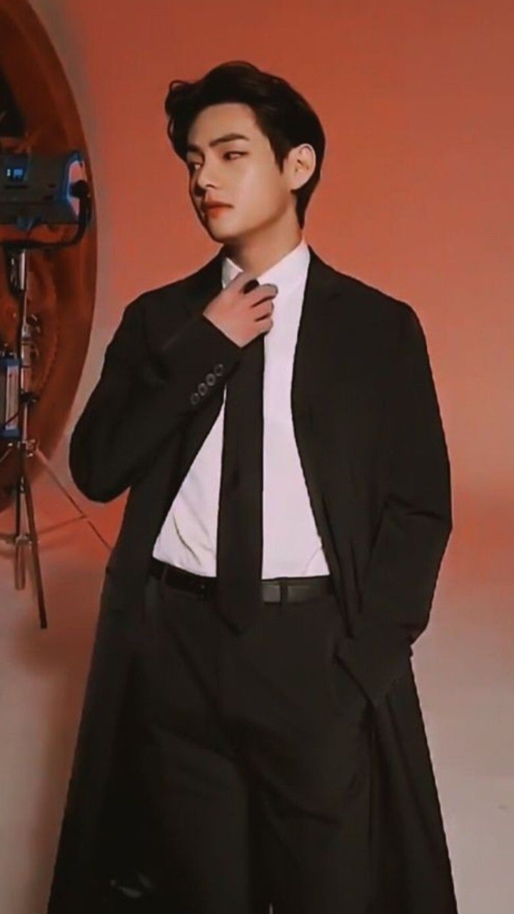 Taehyung in black suit ✨🖤. #bts #taehyung #kimtaehyung #v #taehyunginblack  #btsaemy #taehyungedits #taehyungasthetic #taehyungsexy ... | Instagram