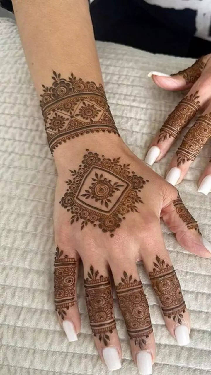 What is Gol Tikki Hand Mehndi Design? - mehndi designs 2.0 - Quora