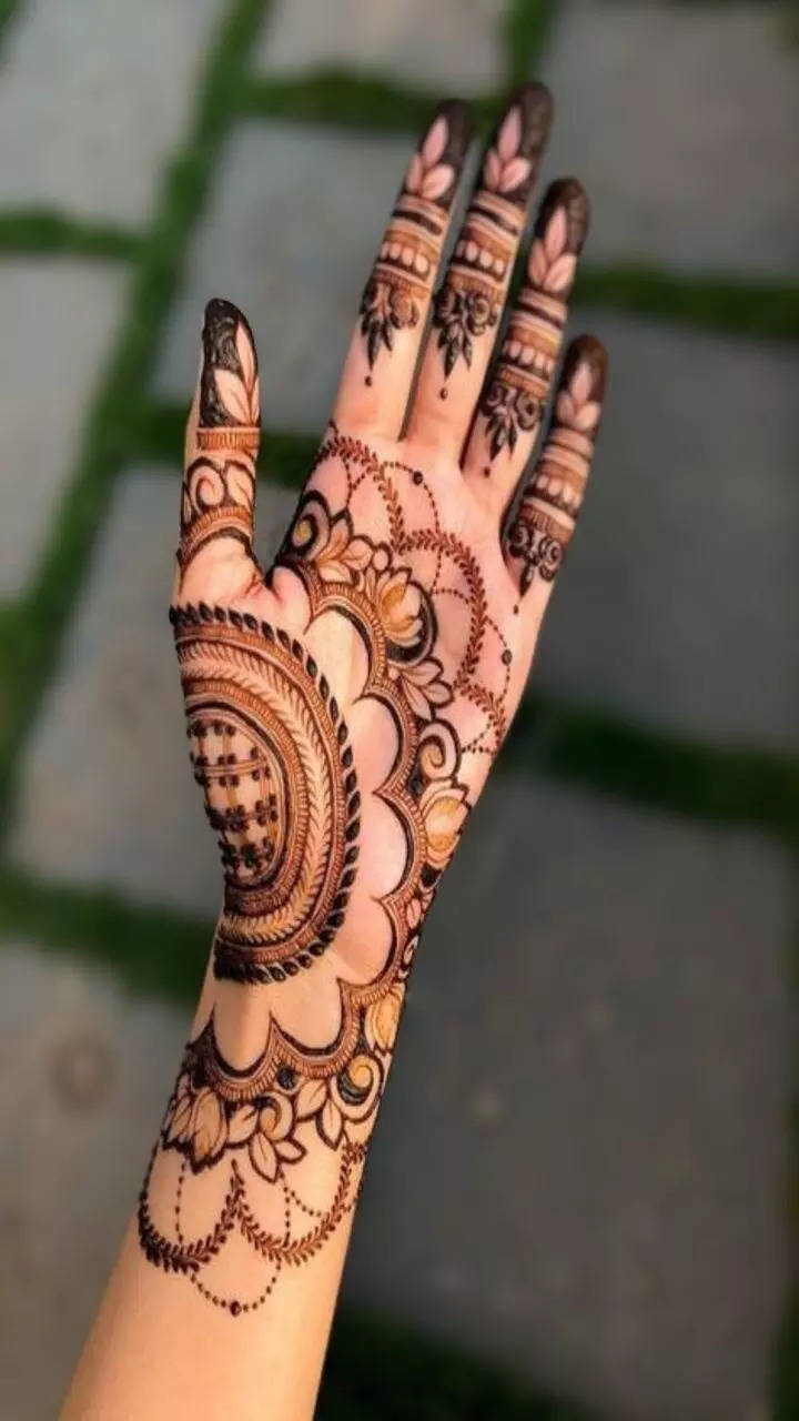 Trishul Mehndi Designs For Mahashivratri : हाथों पर मेहंदी से बनाएं शिव जी  के प्रिय त्रिशूल की ये डिजाइंस | see pics of trishul mehndi designs for  mahashivratri | HerZindagi