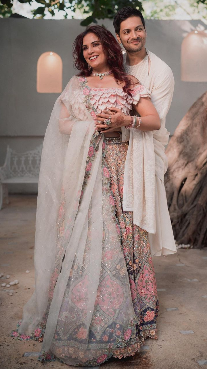 ANUSHKA SHARMA MANYAVAR MOHEY DESIGNER HEAVY EMBROIDERED SILK BRIDAL LEHENGA  WITH REAL IMAGE AT W… | Designer bridal lehenga, Designer lehenga choli,  Indian dresses