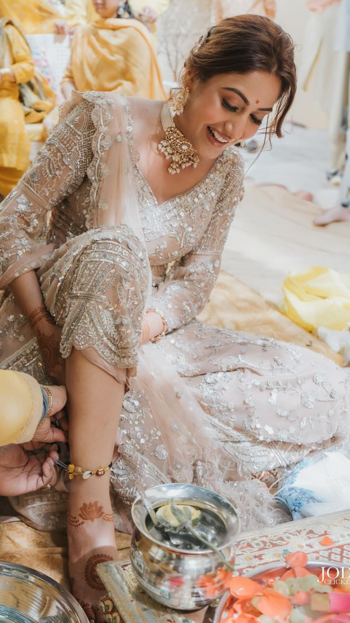 8 Unique and Latest Bridal Mehndi Dresses You Should Give a Go | Bridal  Wear | Wedding Blog