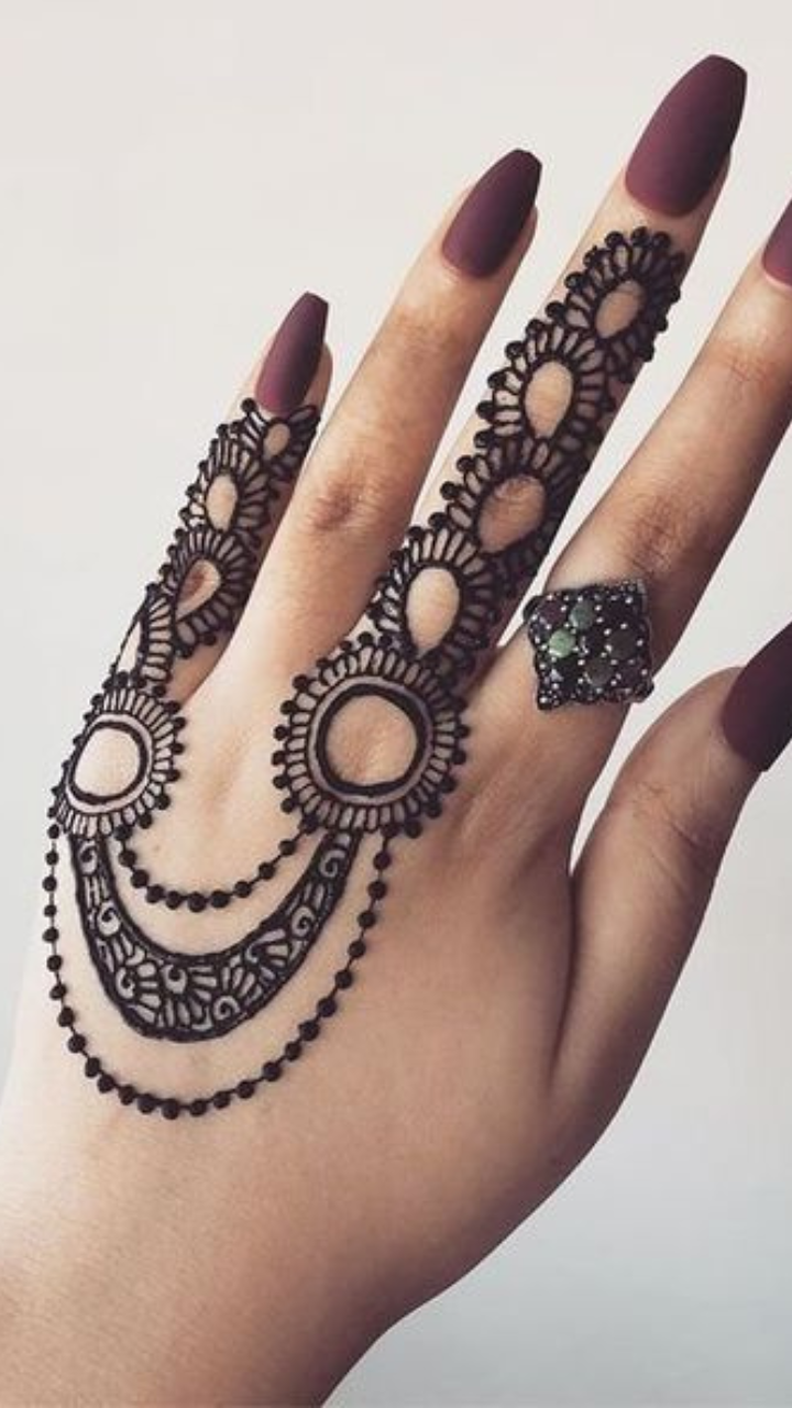 50+ Attractive and Amazing Latest Mehndi Designs - Must try in 2019 | Hand  jewelry, Hand chain, Latest mehndi designs