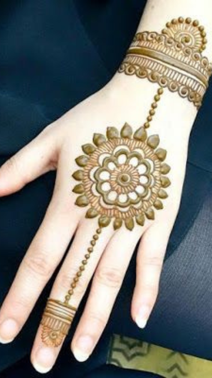 15+ Mehendi Designs For Your Feet: Designs, Ideas and More! | WedMeGood