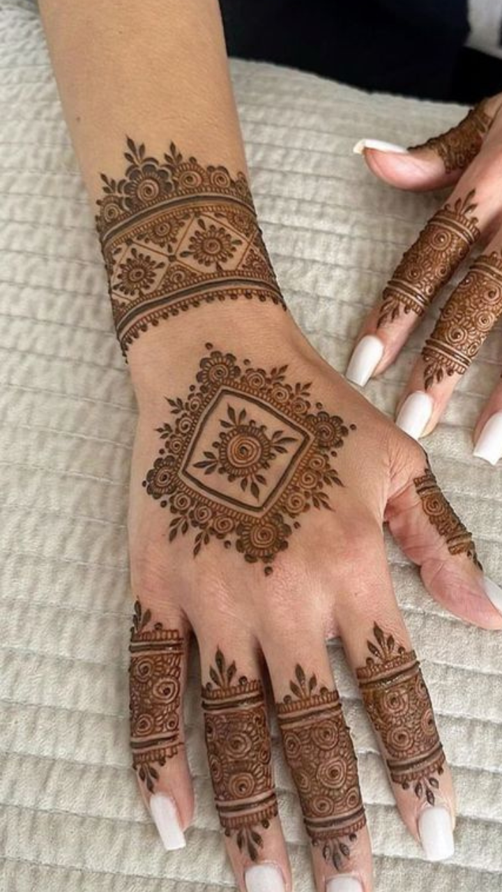 2,100+ Unique Mehndi Designs Stock Illustrations, Royalty-Free Vector  Graphics & Clip Art - iStock