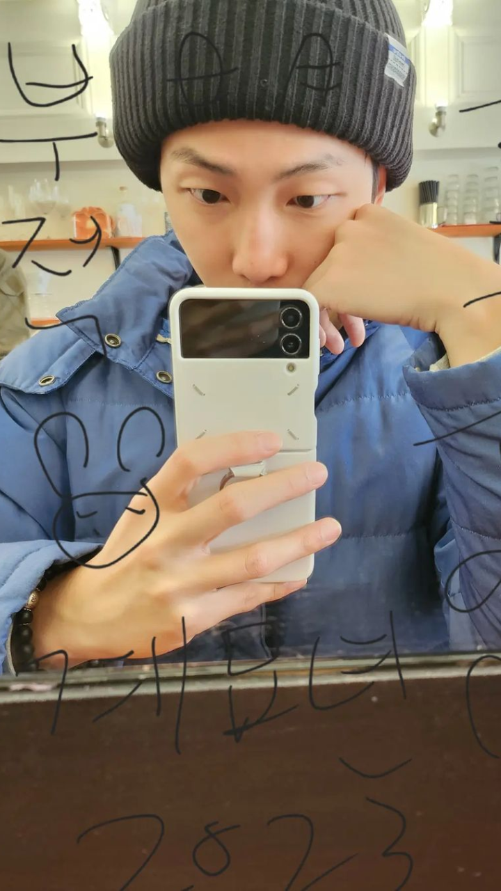 RM. Mirror selfies