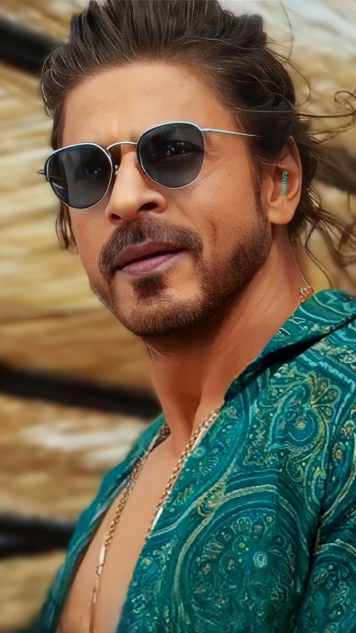 Shahrukh's first look from Pathan leaks, See pics in long hair and french  beard | NewsTrack English 1