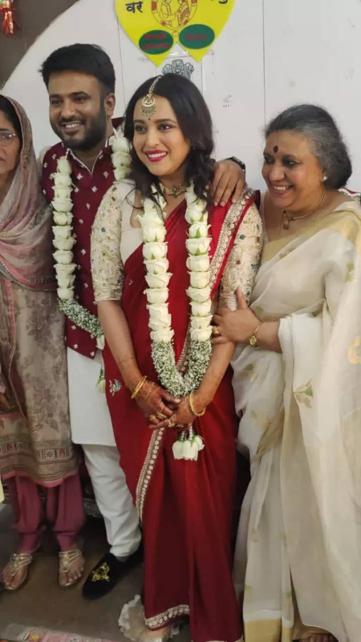 What Farhan Akhtar and Shibani Dandekar wore for their civil wedding.  Decoded - India Today
