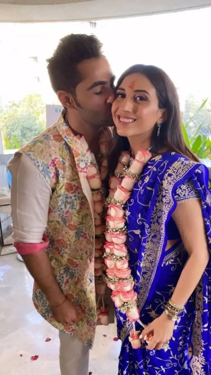 Bipasha Basus Traditional Bengali Baby Shower Pictures With Husband And  Family