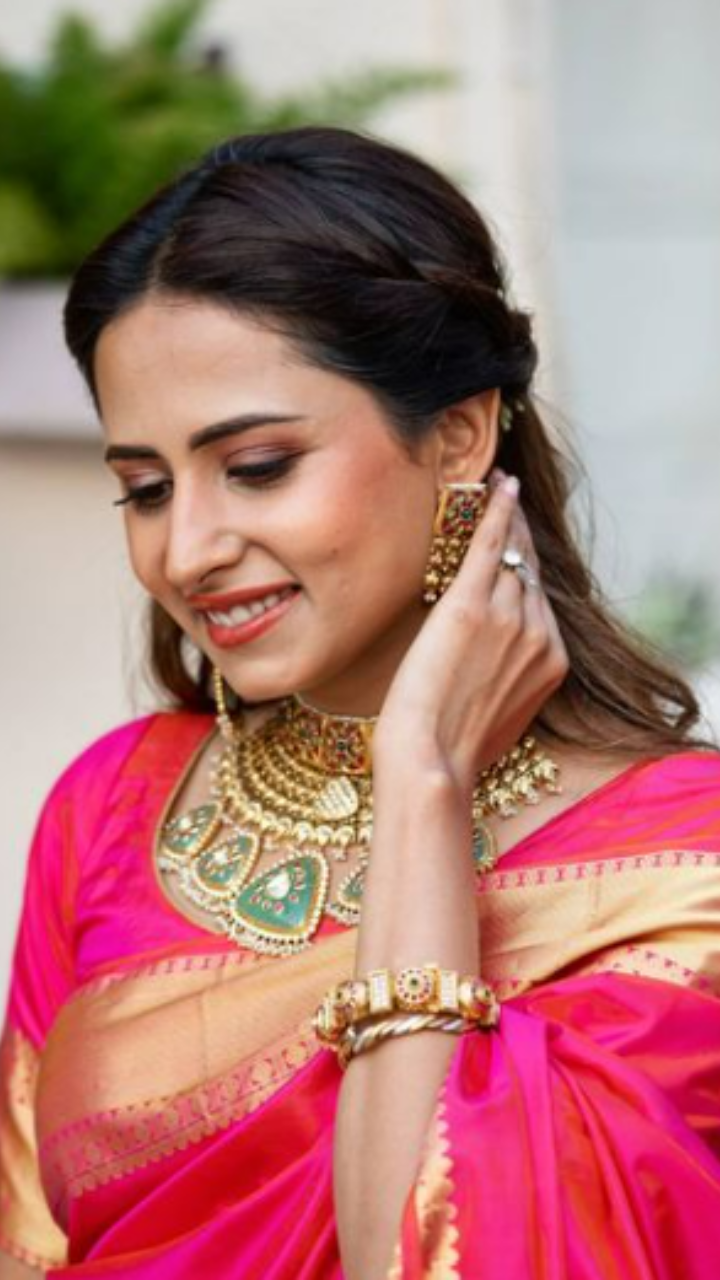 Authentic Marathi Wedding Vidhi Look  Traditional Maharashtrian jewelry   A beautiful nath  Khopa hairstyle  Royal Maharashtrian Bride   rmakeupartists