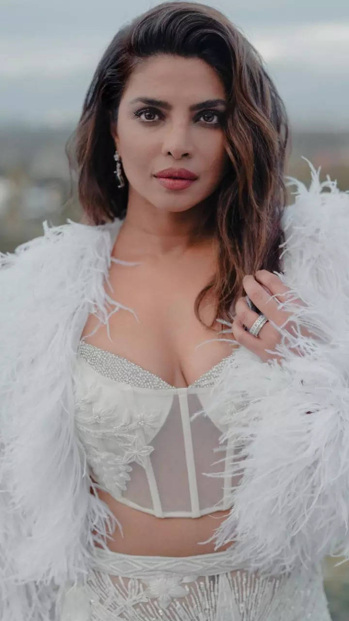 Priyanka Chopra Oozes Sexiness In White Dress With Plunging Neckline And  High Slit, See Her Sexy Pictures - News18