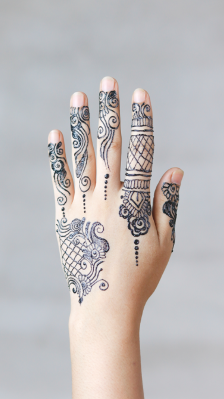 Simple Mehndi Designs For Left Hand