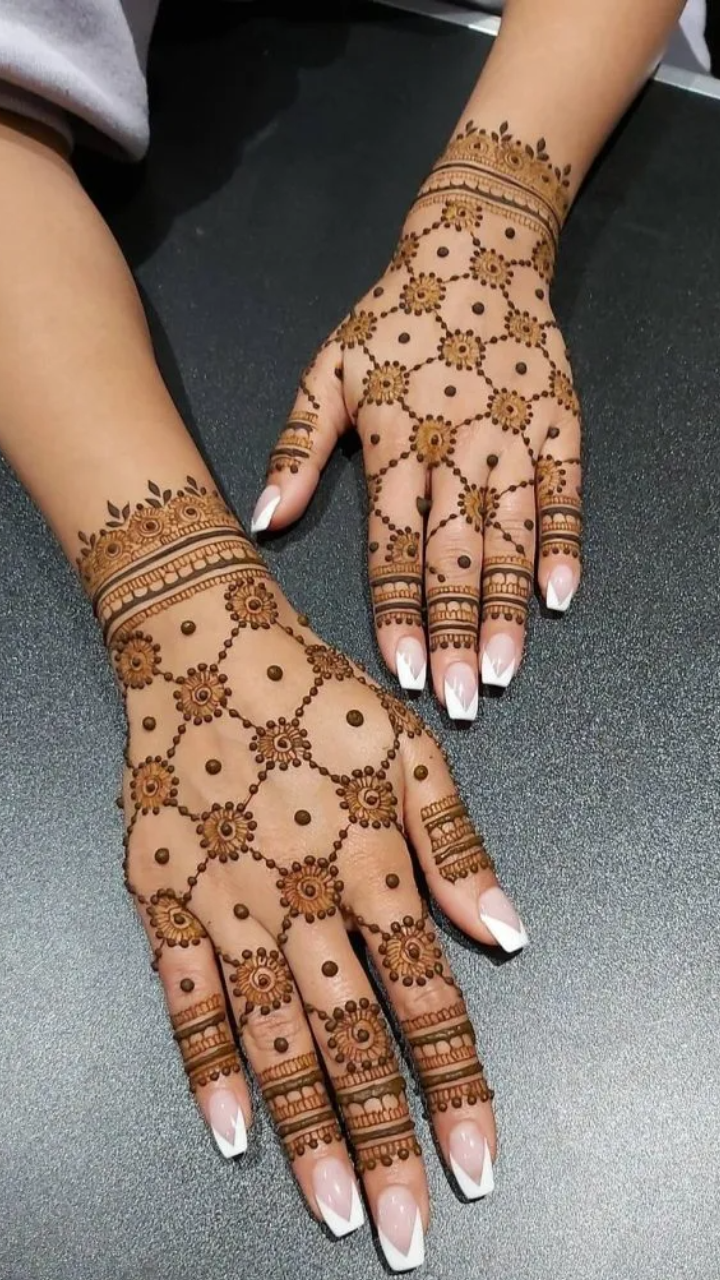 40 Best Mehndi Designs For Girls That Are Truly Beautiful- WeddingWire