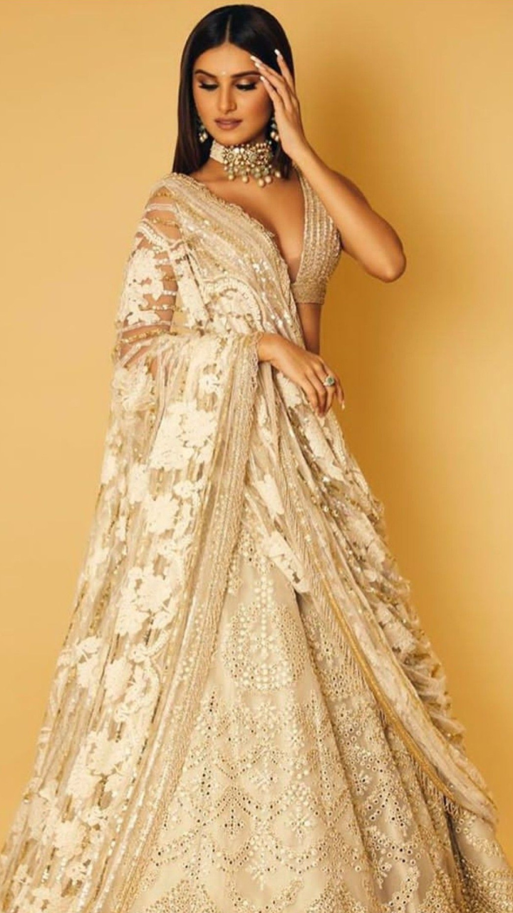 21 Different Lehenga Dupatta Draping Style For All Occassions | Lehenga  dupatta draping style, Sabyasachi lehenga, Indian bridal outfits