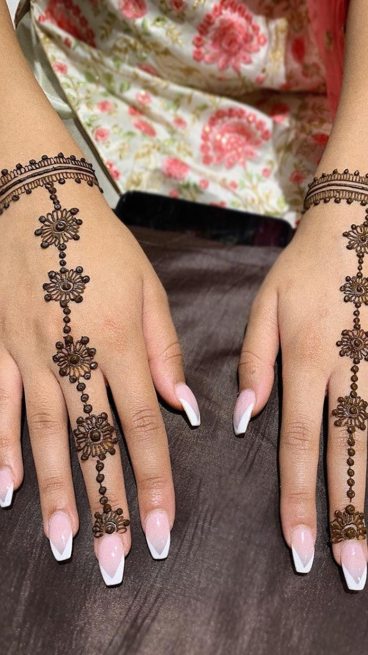 Mehndi designs for Karva Chauth :करवा चौथ पर इन लेटेस्ट मेहंदी डिजाइन्स से  जीतें पिया का दिल