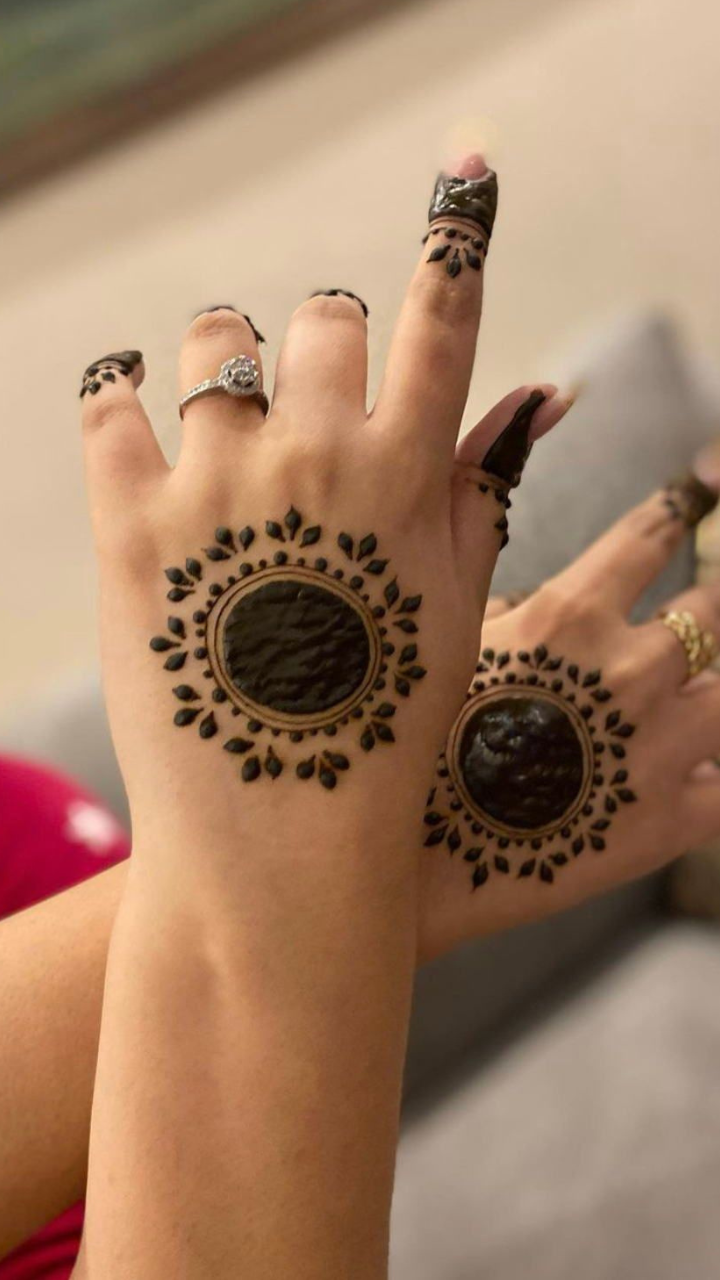 Mehndi Designs: ईद के मौके पर हथेली पर लगाएं ये सिंपल मेंहदी डिजाइन, बढ़ेगी  हाथों की दोगुनी खूबसूरती - Bloggistan
