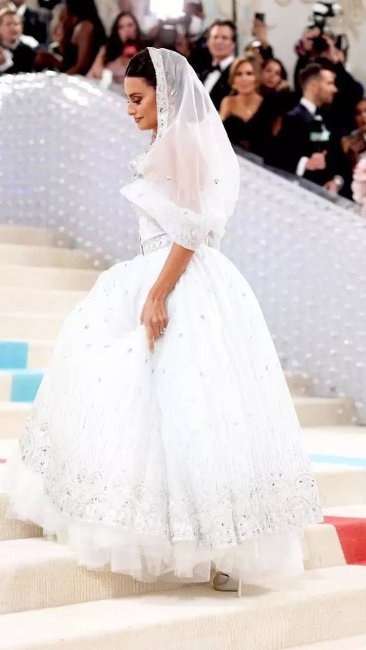 MET Gala 2023: Dua Lipa Recreates Claudia Schiffer's Vintage Fall Chanel  1992 Couture Gown Look - News18