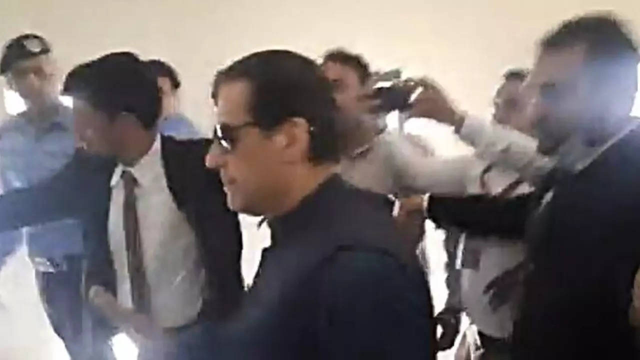 Breaking Former Pakistan Pm Imran Khan Gets Bail For Two Weeks In Al Qadir Trust Case World 3522