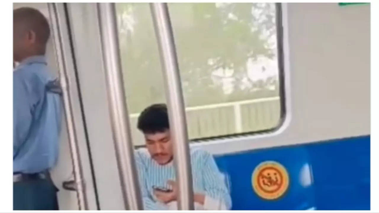 Delhi Cops Release Pic Of Passenger Seen Masturbating In Metro Urge People To Help In