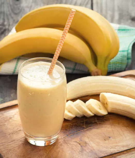 Banana-almond shake