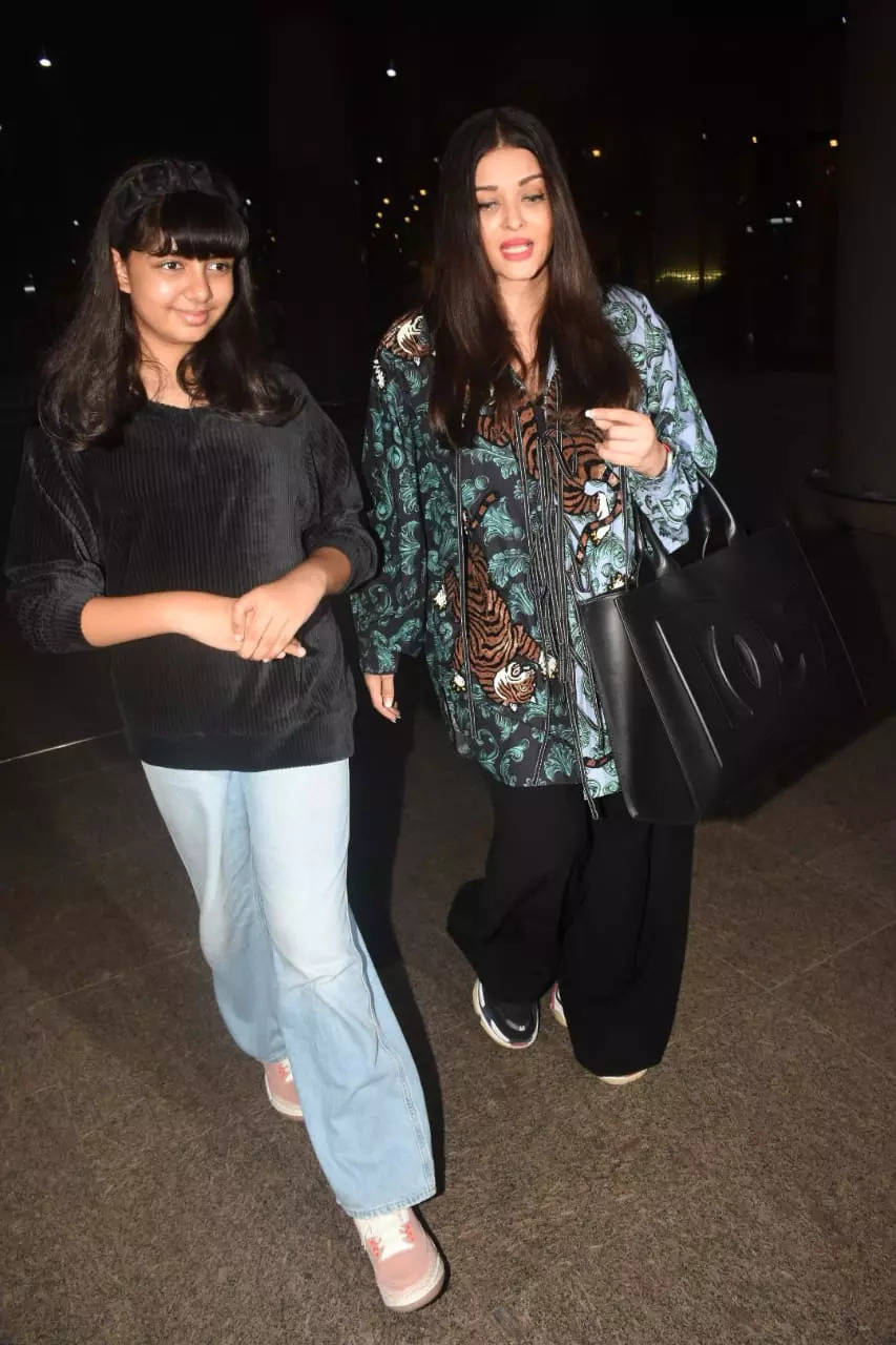 Aishwarya Rai Bachchan SPOTTED With Daughter Aaradhya As They Return ...