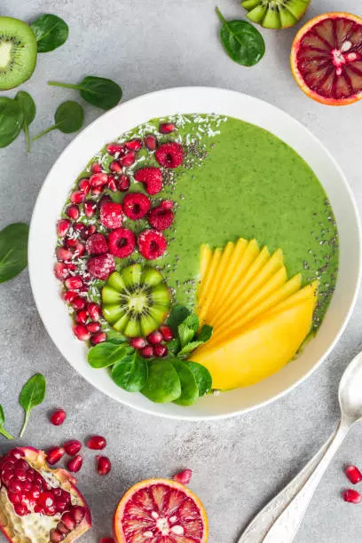 Berry spinach smoothie bowl