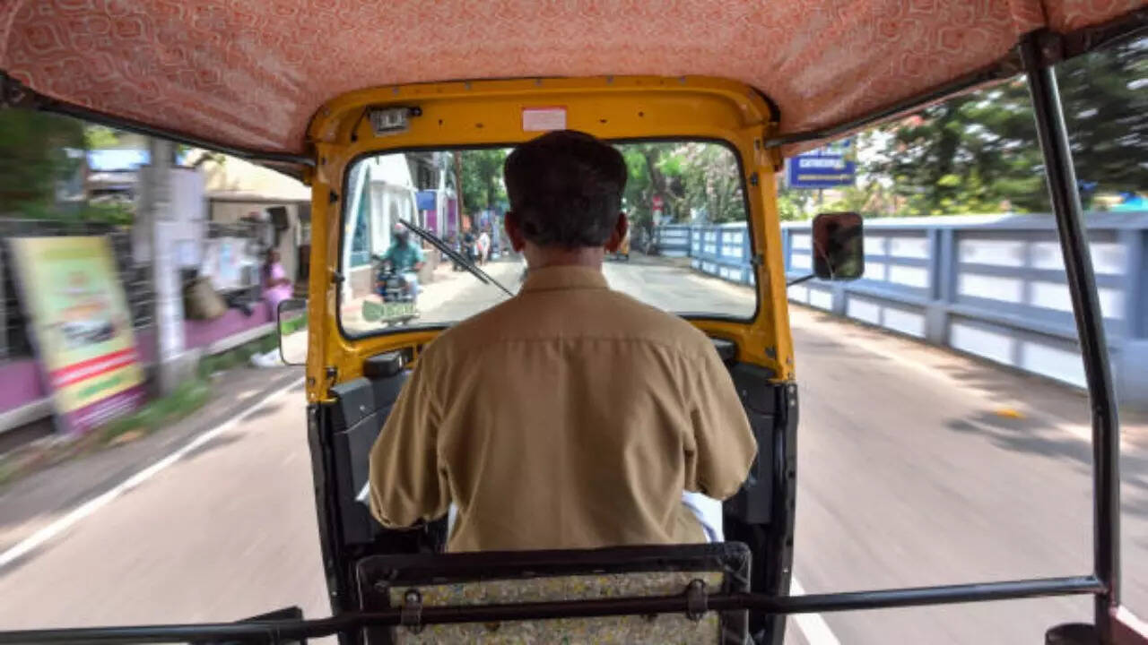 After 30 Years Kerala Man Finds Kind Autorickshaw Driver Who Offered Him Free Ride Retus Fare Hundredfold