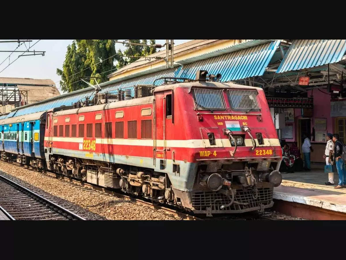 Cyclone biparjoy update western railway cancel 20 service between Mumbai and Gujrat