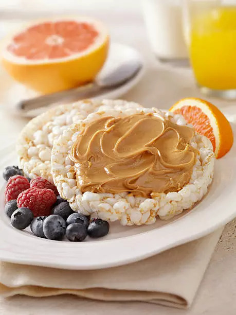 Rice cakes with peanut butter