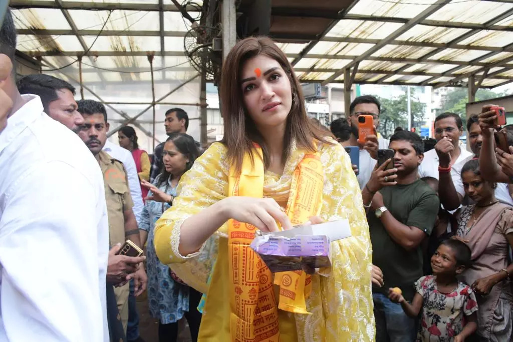 Kriti Sanon At Siddhivinayak