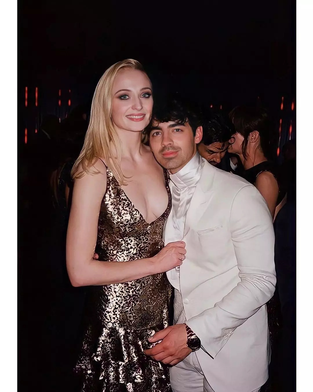 Joe Jonas flaunts wedding ring