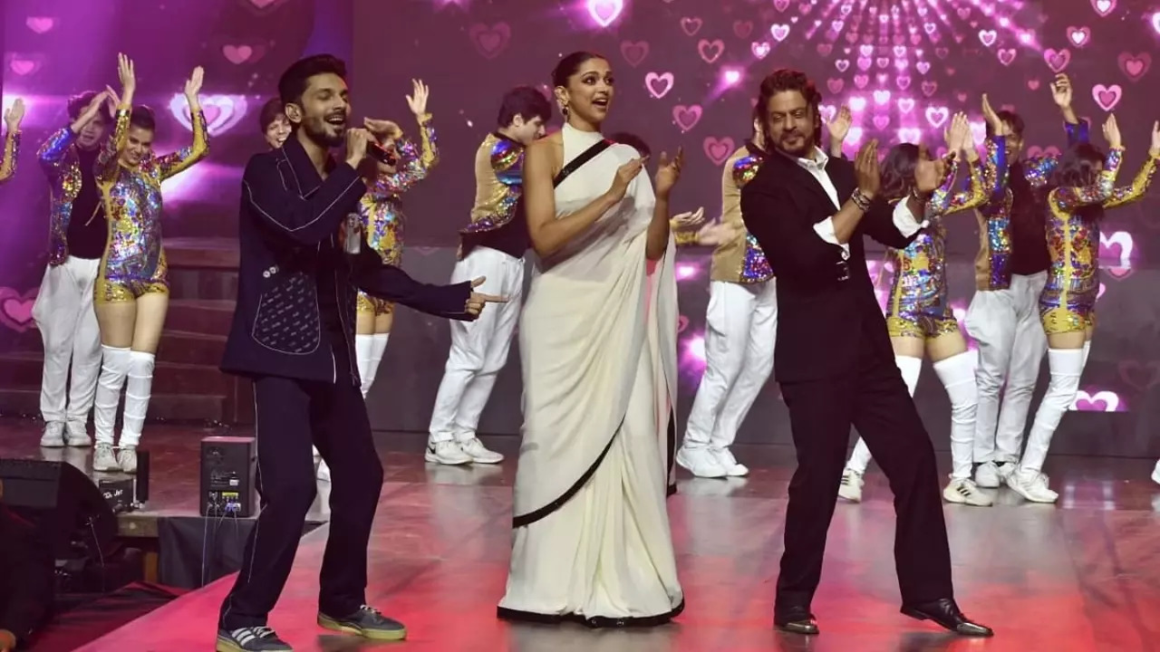 SRK And Deepika Grooving To Anirudhs Song