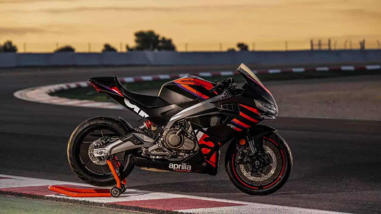 The Aprilia RS 457 boasts of similar aggressive fairing design that resembles its elder sibling the RS 660