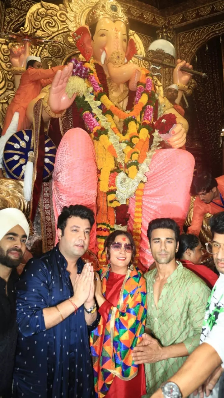 Team Fukrey At Lalbaugcha Raja